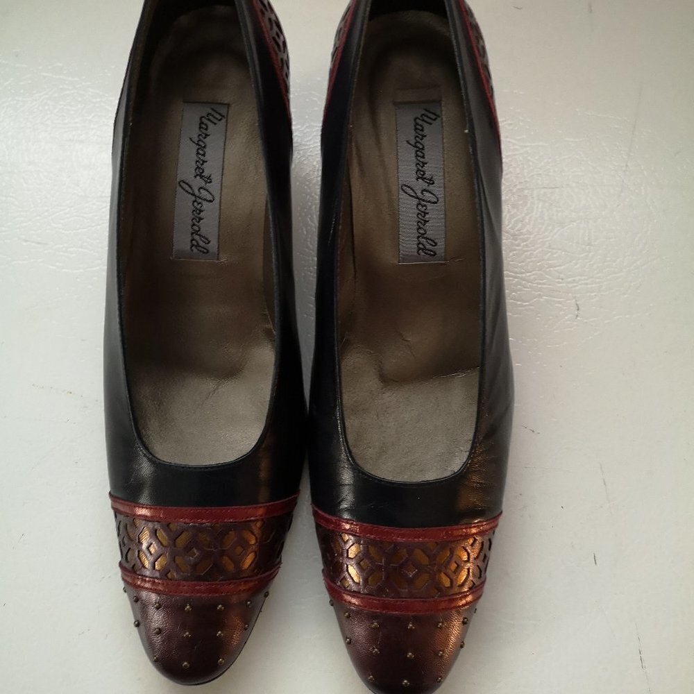 Margaret & Jerrold Ladies Size 9.5M Navy Wine & Gold Leather Upper Pumps
